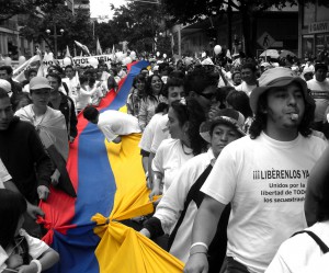 Colombianer i Bogotá demonstrerar mot kidnappningar. Foto: Marco Suárez/Wikimedia Commons