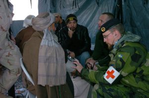 Svensk sjukvårdsman kontrollerar blodtrycket på en afghansk man i Mazar-e Sharif-regionen i Afghanistan. Foto: Cpl. Bertha A. Flores/US Army